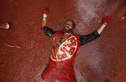 Un participante cae sobre un río de tomate, el 29 de agosto de 2018, en Buñol. 