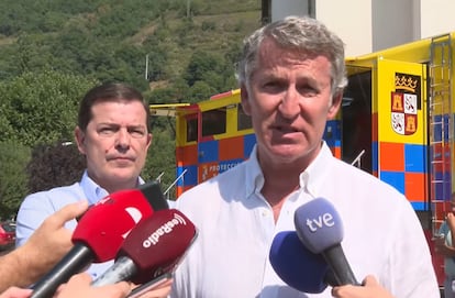 El presidente de Castilla y León, Alfonso Fernández Mañueco (PP), escucha al jefe de su partido, Alberto Núñez Feijóo, durante su atención a los medios.