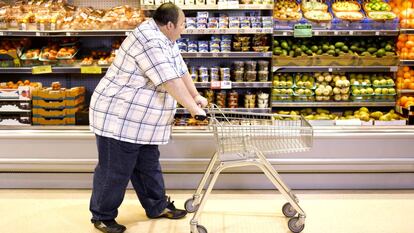 Un hombre con obesidad en un supermercado, en una imagen de archivo.