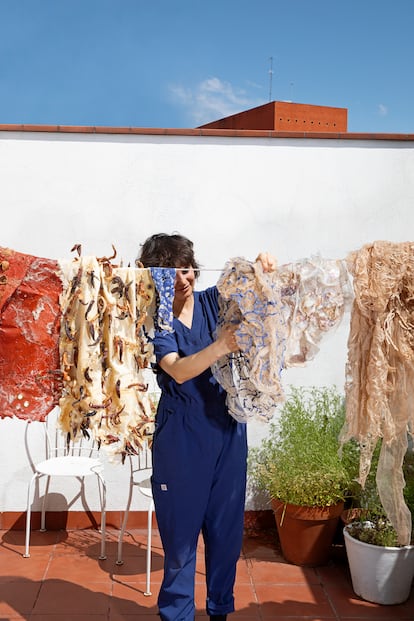 La artista, en su terraza, tiende sus creaciones del mismo modo que en algunas de sus 'performances', antes de que se las pongan modelos o bailarines.