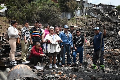 David Barreto (al centro, de azul) y Eva Beltrán (izquierda de David), con su familia.