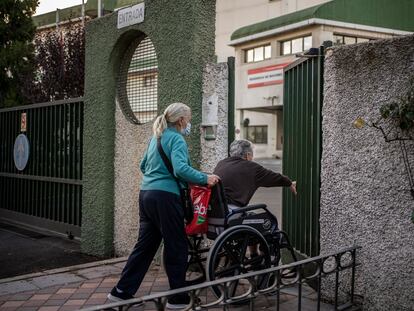 DVD 1129 (17-10-22)
Residencia de Mayores Alcorcon, donde diferentes personas han denunciado la situacion de abandono que padecen sus familiares. 
En la foto Josefa Pelayo junto a su marido Carlos Martin, 82 anos, en silla de ruedas, entrando en la residencia. 
Alcorcon, Madrid. 
Foto: Olmo Calvo
