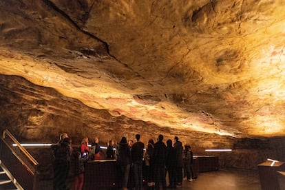 Visitantes en la réplica de la cueva de Altamira, en 2023.