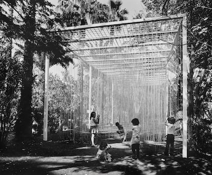 'Penetrable' de Jesús Rafael Soto en la primera Exposición Internacional de 'Escultura en la Calle', Santa Cruz de Tenerife, (1973). 