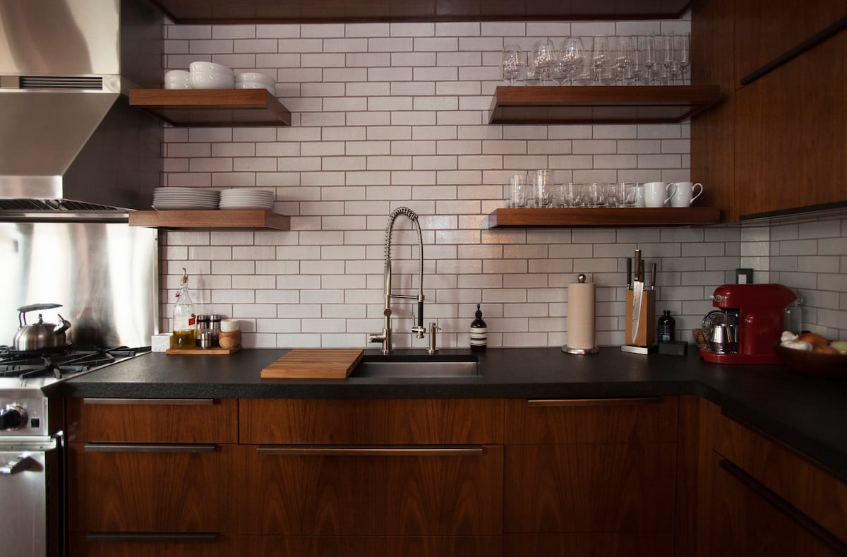 El fin de la madera clara en casa? Por qué qué vuelve la 'oscuridad' en  muebles, paredes y suelos | ICON Design | EL PAÍS, image size:1200x789