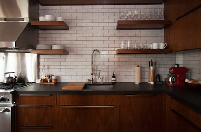 Cocina a medida diseñada en nogal americano por Antonio Matres