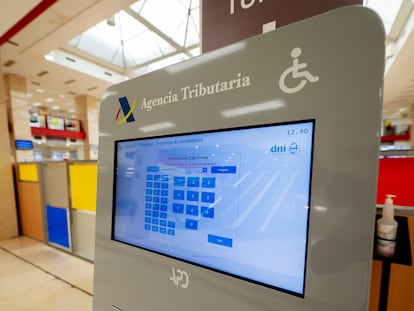 Interior de las oficinas de la Administración de la Agencia Tributaria de Madrid-Guzmán el Bueno, en Madrid.