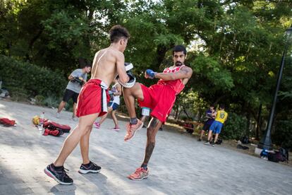 Hamid Nowroozi, refugiado afgano de 30 años y profesor de K1/kickboxing de la ONG Yoga y Deporte con Refugiados en Atenas. Cada tarde consigue reunir a unos 30 chicos y chicas de varias edades en su clase en el parque dedicado a Ares, en pleno centro de la capital griega. Su equipo se llama Team Energy.