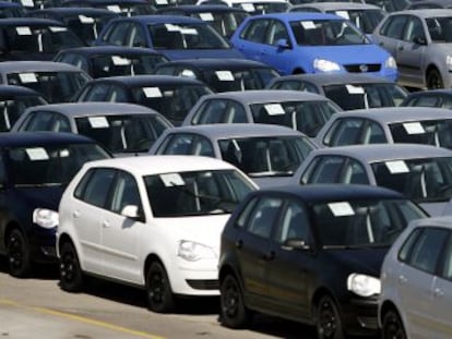 Vista de una serie de coches manufacturados.