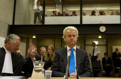 El líder ultraderechista Geert Wilders se sienta en el banquillo en La Haya por incitar al odio contra el islam.