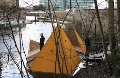 <b>MIRADOR DE CAMLEY STREET, LONDRES (REINO UNIDO) / AOR. </b>Acaba de inaugurarse en el canal de Regent, cerca de King’s Cross. Un lugar de tranquilidad en medio de Londres. Para el diseño, los arquitectos finlandeses Erkko Aarti, Arto Ollila y Mikki Ristola se inspiraron en los ‘laavus’, refugios usados tradicionalmente en Finlandia por pescadores y cazadores durante sus viajes.