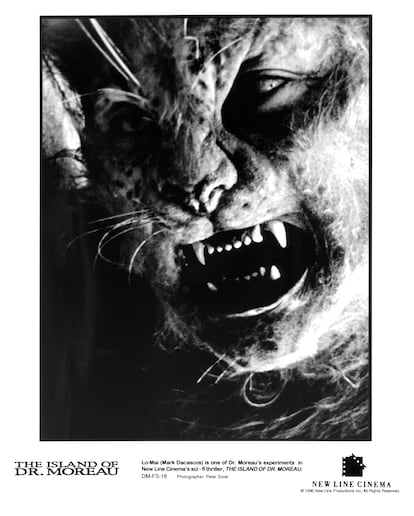 Cartaz promocional de ‘A ilha do Dr. Moreau’ com o ator Mark Dacascos caracterizado como uma das estranhas criaturas do filme.
