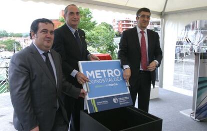 El 'exlehendakari' Patxi López, junto a Iñaki Arriola y Ernesto Gasco, durante la colocación de la primera piedra del metro donostiarra en la estación de Intxaurrondo.