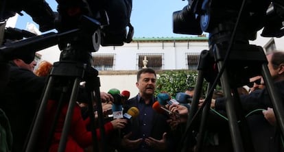 El candidato de IU a la Junta, Antonio Maíllo, atiende a la prensa.