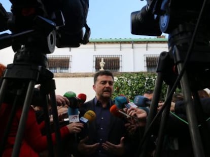 El candidato de IU a la Junta, Antonio Maíllo, atiende a la prensa.