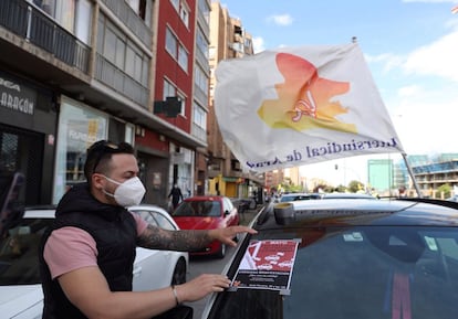 La Intersindical de Aragón se ha manifestado con una caravana de unos 30 coches para celebrar el 1 de Mayo en defensa de los derechos de los trabajadores.