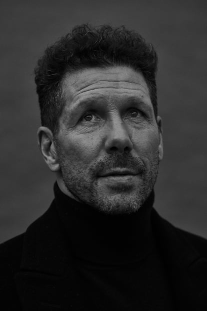 “Me alegraba más antes cuando disfrutaba de la victoria; ahora siento solo alivio, pero no felicidad”, dice Diego Pablo Simeone. En la imagen, viste abrigo de Yves Saint Laurent y jersey de cuello alto de Loro Piana.