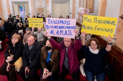 Vecinos de Alcalá de Henares, durante una sesión extraordinaria del pleno en el Ayuntamiento.