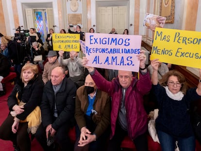 Vecinos de Alcalá de Henares, durante una sesión extraordinaria del pleno en el Ayuntamiento.