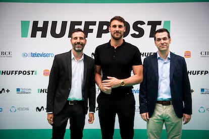 Desde la izquierda, Javier Escartín Gómez, redactor jefe de política de 'El Huffpost'; Víctor Gutiérrez, diputado y exwaterpolista, y Rodrigo Carretero, subdirector de 'El Huffpost'.