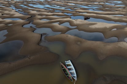 El lecho del río Solimões, uno de los mayores afluentes del Amazonas, afectado por una de las peores sequías que ha visto el norte de Brasil, esta semana.