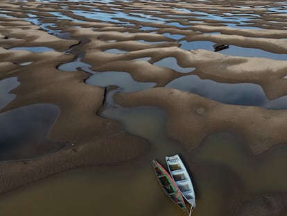 El lecho del río Solimões, uno de los mayores afluentes del Amazonas, afectado por una de las peores sequías que ha visto el norte de Brasil, esta semana.