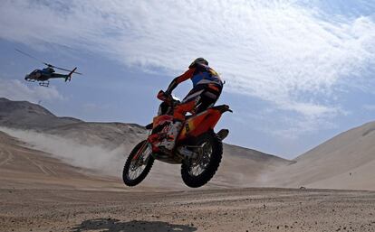 El motorista australiano Toby Price impulsa su KTM durante la quinta etapa del Rally Dakar 2018, entre San Juan de Marcona y Arequipa en Per, el 10 de enero de 2018.