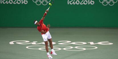 Nadal sirve durante su último partido de dobles masculino.