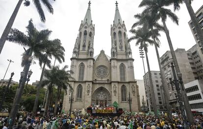 Manifestação na praça da Sé pede o impeachment de Dilma Rousseff.