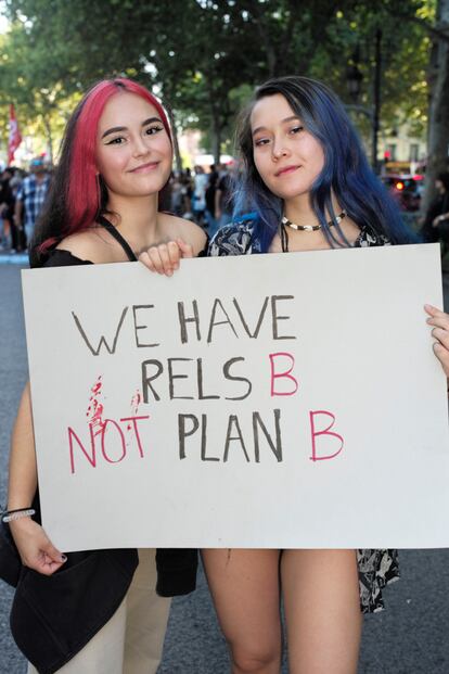 Lara y Esther, dos de las jóvenes que salieron a las calles para parar la destrucción del planeta.