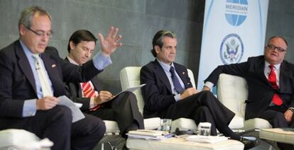 De izquierda a derecha, Ángel Cabrera (Thunderbird School of Global Management), José Ramón Camino (Alcoa), Marcos de Quintos (Coca-Cola) y Sergi Loughney (Abertis), durante la cumbre del voluntariado.