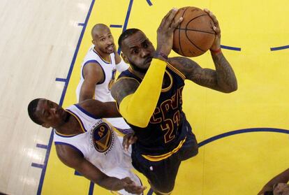 LeBron James vuela por encima de Barnes.