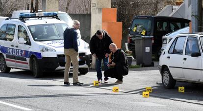 Agentes de policía recogen pruebas durante una operación junto al supermercado en Trèbes, cerca de Carcassona.