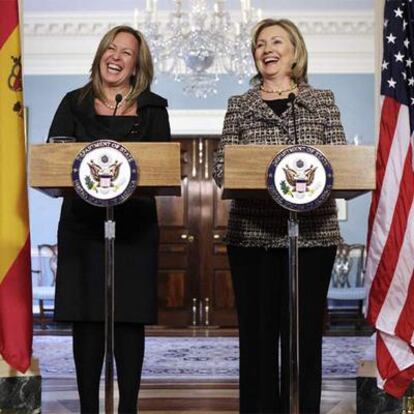 Jiménez (izquierda) y Clinton, ayer en Washington.