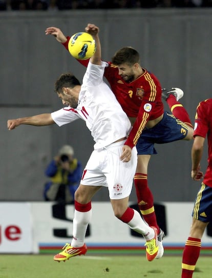 Piqué lucha por el balón con el georgiano Levan Mchedlidze.