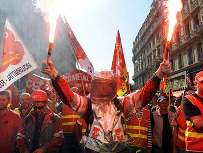 Manifestantes contra la reforma de las pensiones desfilan por una calle de Marsella.