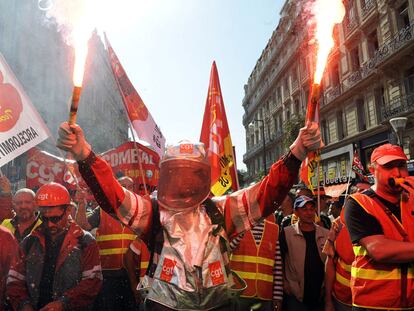 Manifestantes contra la reforma de las pensiones desfilan por una calle de Marsella.