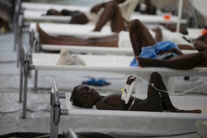 Según datos de Naciones Unidas, hasta este 11 de octubre, ha habido 16 muertes confirmadas por cólera en el país y 32 casos confirmados. Por su parte, el Ministerio de Salud haitiano ha reportado 184 hospitalizaciones por probables casos de infección. En la imagen, un niño con síntomas de cólera en una clínica en Puerto Príncipe, el 7 de octubre de 2022.