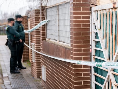 Dos agentes de la Guardia Civil, en la vivienda de la mujer asesinada en Escalona (Toledo), este jueves.