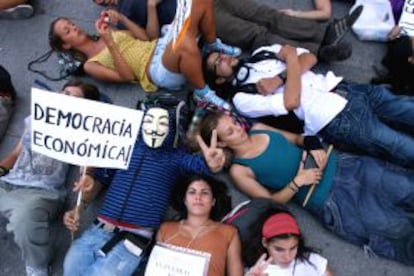 Manifestantes tumbados en el suelo.