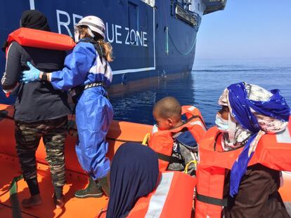 Momento en el que los migrantes son desembarcados de la lancha rápida de MSF al 'Geo Barents'.