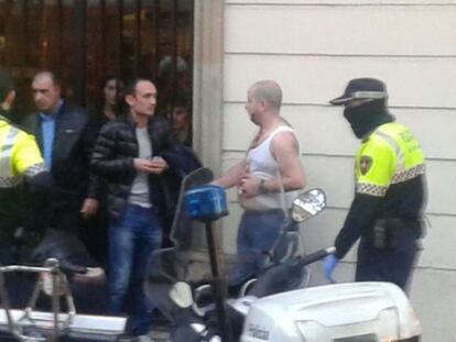 Uno de los heridos en la pelea a navajazos en la Rambla de Catalunya de Barcelona.