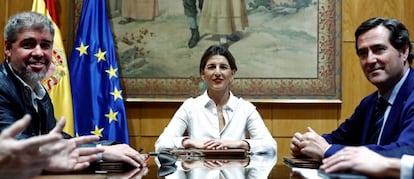 La ministra de Trabajo, Yolanda Díaz, antes de la reunión con el dirigente de la patronal CEOE, Antonio Garamendi (a la derecha), y del sindicato, CC OO, Unai Sordo