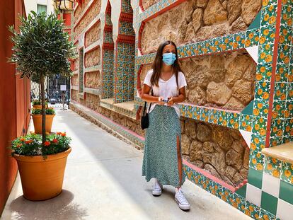 Una chica durante su visita a la Casa Vicens.