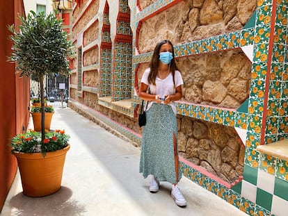 Una chica durante su visita a la Casa Vicens.