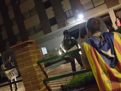 Protesta ante el cuartel de la Guardia Civil de Calella.