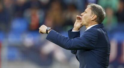 Marco van Basten dando instrucciones.