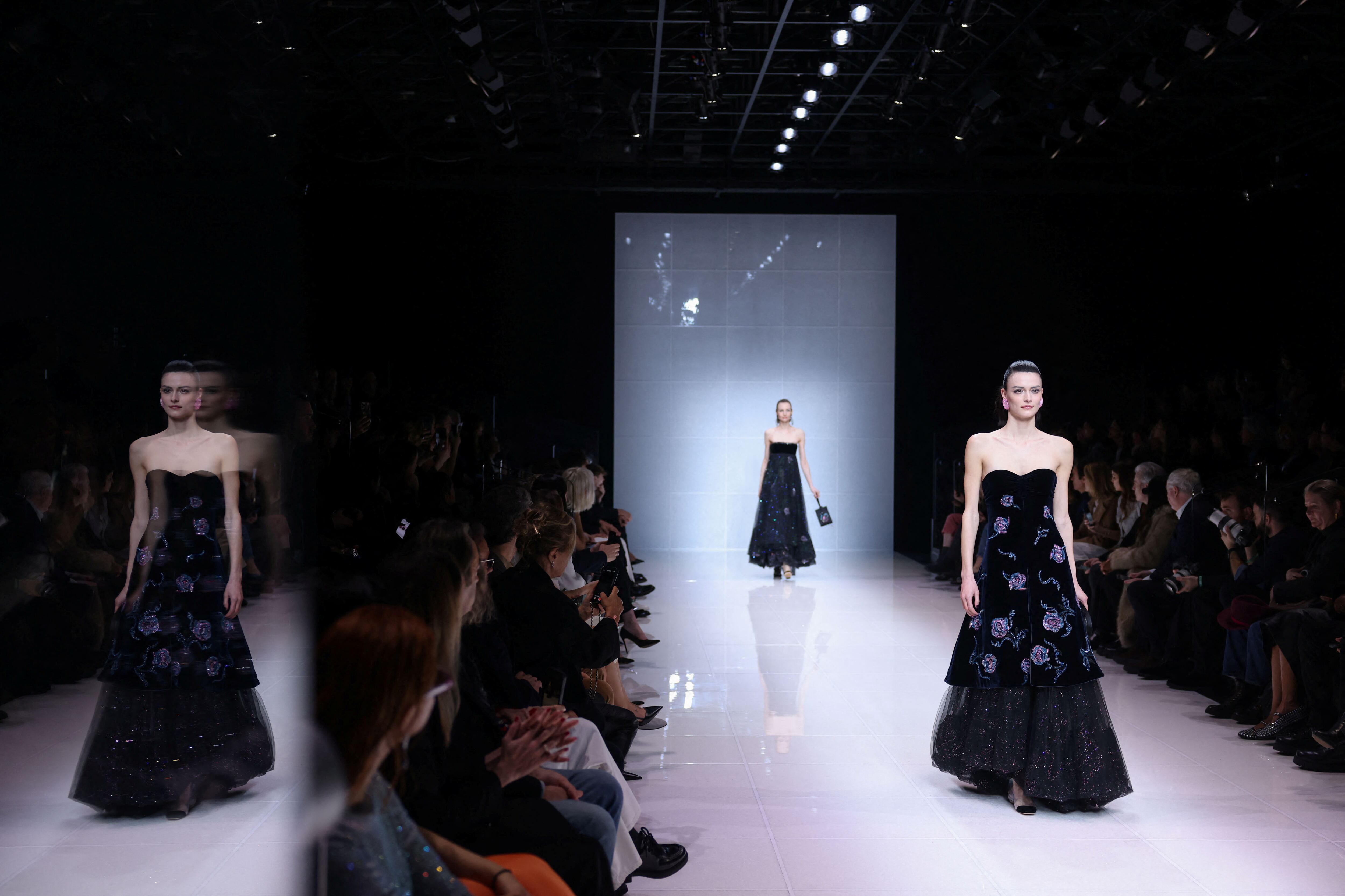 Desfile de la colección otoño - invierno de la firma Giorgio Armani, el 25 de febrero de 2024 en Milán.