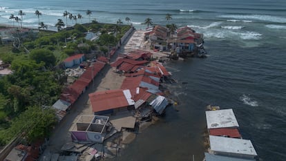 Vista aérea de la colonia Revolcadero, una de las más afectadas tras el paso del huracán John, en Acapulco, Guerrero