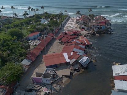 Vista aérea de la colonia Revolcadero, una de las más afectadas tras el paso del huracán John, en Acapulco, Guerrero